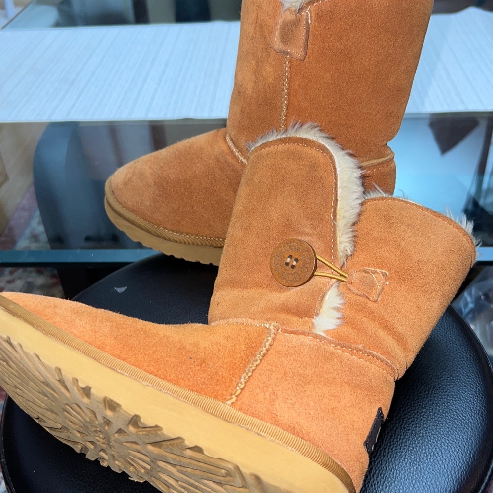 UGG Bailey Button II Tan Boots, chestnut, size 8, slightly used. - Picture 9 of 12